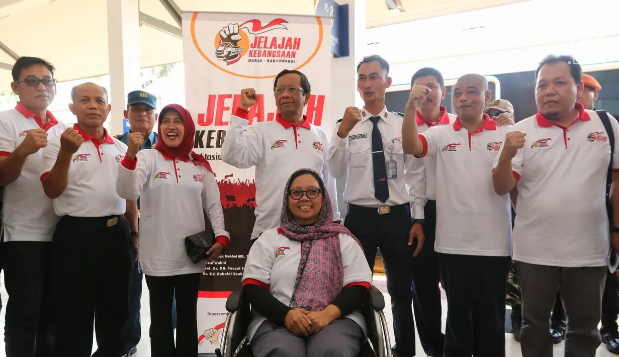 Ketua Gerakan Suluh Kebangsaan, Mahfud MD bersama Sekretaris Jenderal Suluh Kebangsaan Alissa Wahid, dan Romo Benny, saat melakukan sesi foto bersama peserta gerakan Suluh Kebangsaan di stasiun Merak, Banten, Senin (18/2). (Liputan6.com/Johan Tallo)