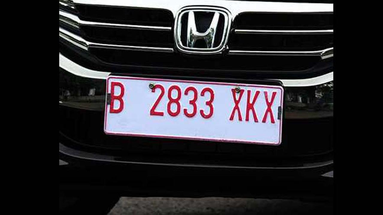 Sering Lihat Plat Mobil Warna Putih Bertuliskan Merah? Ini Arti hingga Peraturannya