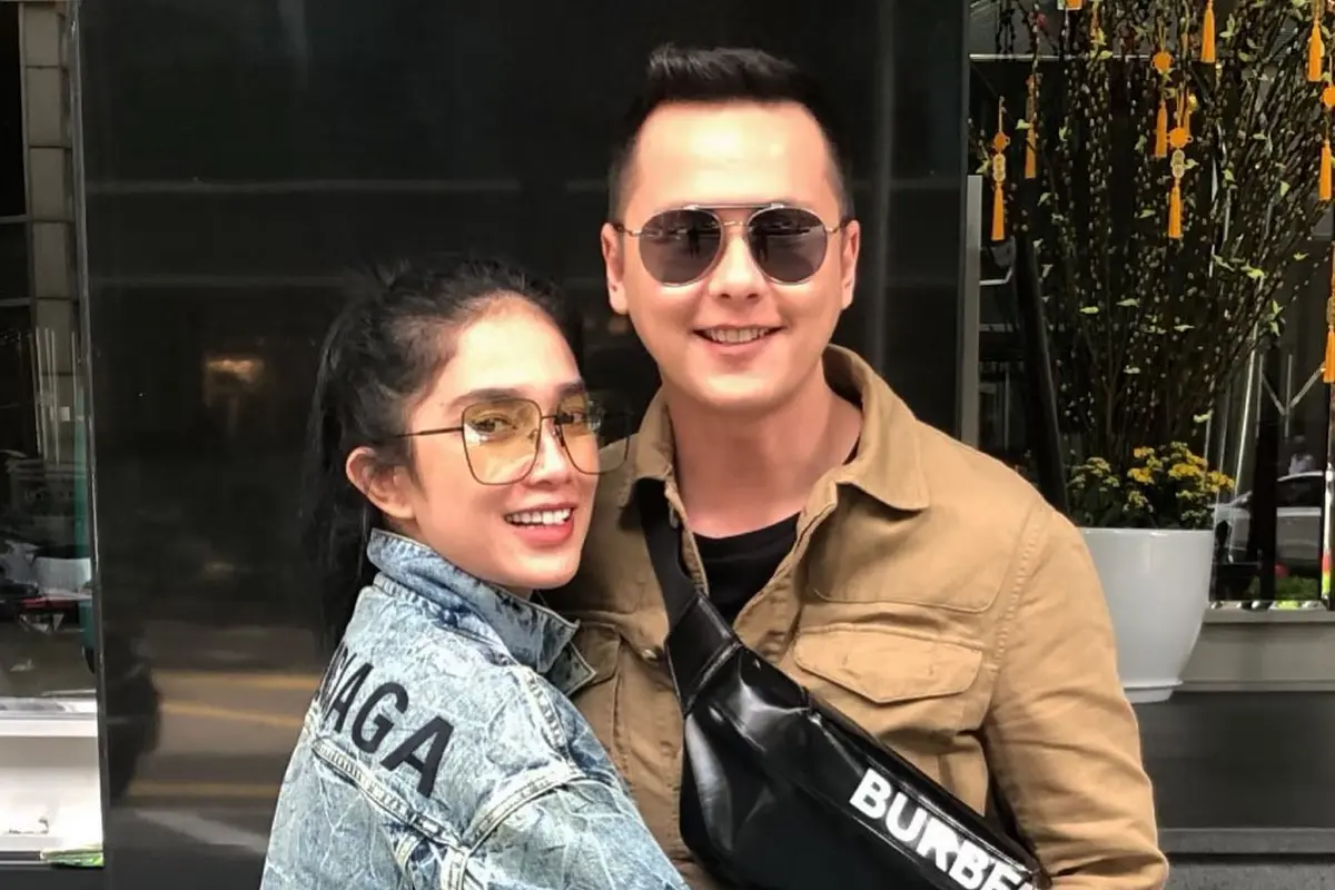Tutup Restoran, Ini 7 Potret Ussy dan Andhika Bagikan Nasi Bungkus dan Hand Sanitizer