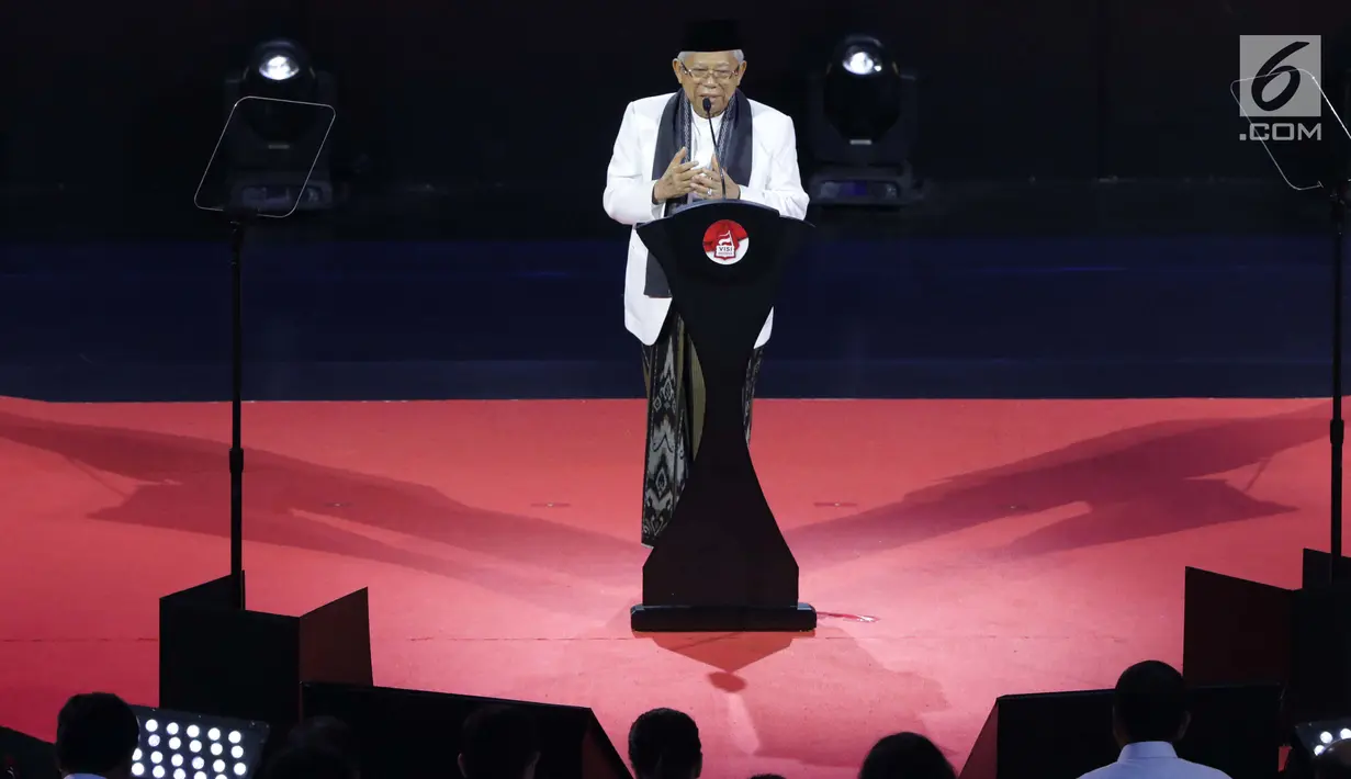 Wakil Presiden terpilih 2019-2024, KH Ma’ruf Amin memimpin doa penutup pidato Visi Indonesia yang disampaikan Presiden RI terpilih 2019-2014, Joko Widodo di SICC, Sentul, Kab Bogor, Jawa Barat, Minggu (14/7/2019). KH Ma’ruf Amin menutup pidato dengan doa.  (Liputan6.com/Helmi Fithriansyah)