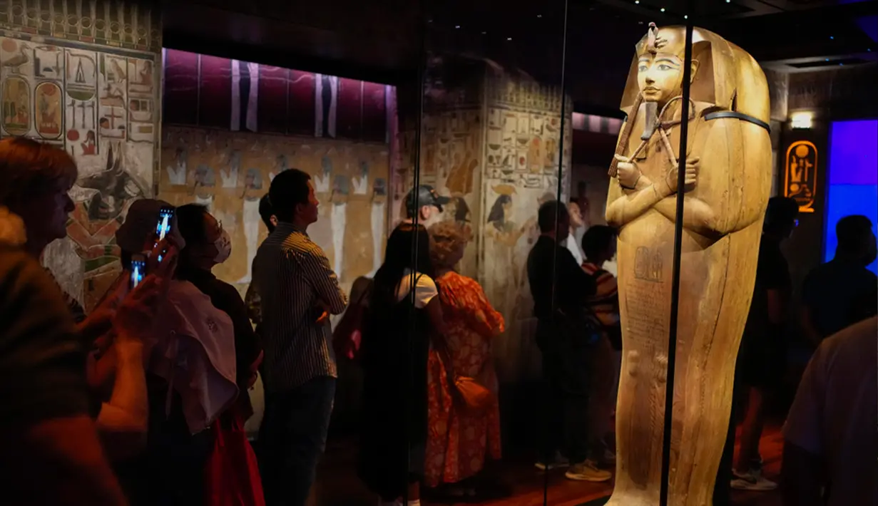 Seperti dikutip dari Smithsonian Magazine pada Rabu (22/11/2023), pameran “Ramses & the Gold of the Pharaohs” menjadi perhentian keempat dalam tur internasionalnya. (AP Photo/Mark Baker)