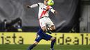 Penyerang Rayo Vallecano, Radamel Falcao melompat mengontrol bola dari kawalan bek Real Madrid, Nacho pada pertandingan La Liga Spanyol di stadion Vallecas di Madrid, Spanyol, Minggu (27/2/2022). Real Madrid menang tipis atas Rayo Vallecano 1-0. (AP Photo/Jose Breton)
