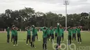 Para pemain Timnas Indonesia U-19 melakukan pendinginan usai mengikuti latihan. Di Piala AFF U-18 mendatang, Garuda Muda tergabung di Grup B bersama Vietnam, Brunei, Filipina, Selandia Baru dan tuan rumah Myanmar. (Bola.com/Vitalis Yogi Trisna)