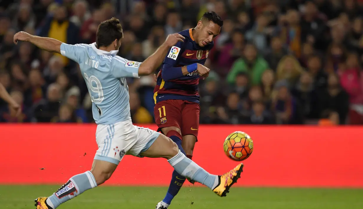 Pemain Barcelona, Neymar (kanan)  mencoba melewati hadangan pemain Celta Vigo,  Jonny Castro pada lanjutan La Liga Spanyol di Stadion Camp Nou, Barceloa, Senin (15/2/2016) dini hari WIB.  (AFP/Lluis Gene)
