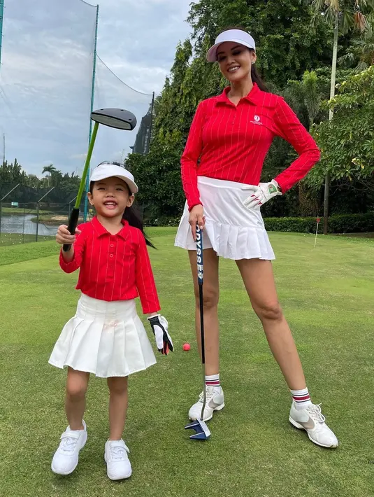<p>Amaira dan Farah Quinn kerap kenakan pakaian kembaran. Contohnya pakaian saat bermain golf bersama. (FOTO: instagram.com/farahquinnofficial/)</p>