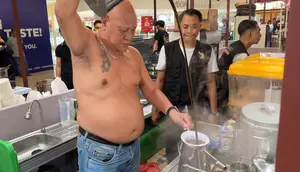 Meracik Kopi Bertelanjang Dada, Tradisi Ikonik Kopi Asiang Sejak 1958