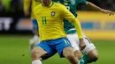 Pemain timnas Brasil,  Coutinho berebut bola dengan pemain timnas Jerman, Joshua Kimmich dalam laga uji coba di Olympiastadion Berlin, Selasa (27/3). Brasil sukses menaklukkan Jerman dengan skor 1-0. (AP Photo/Michael Sohn)