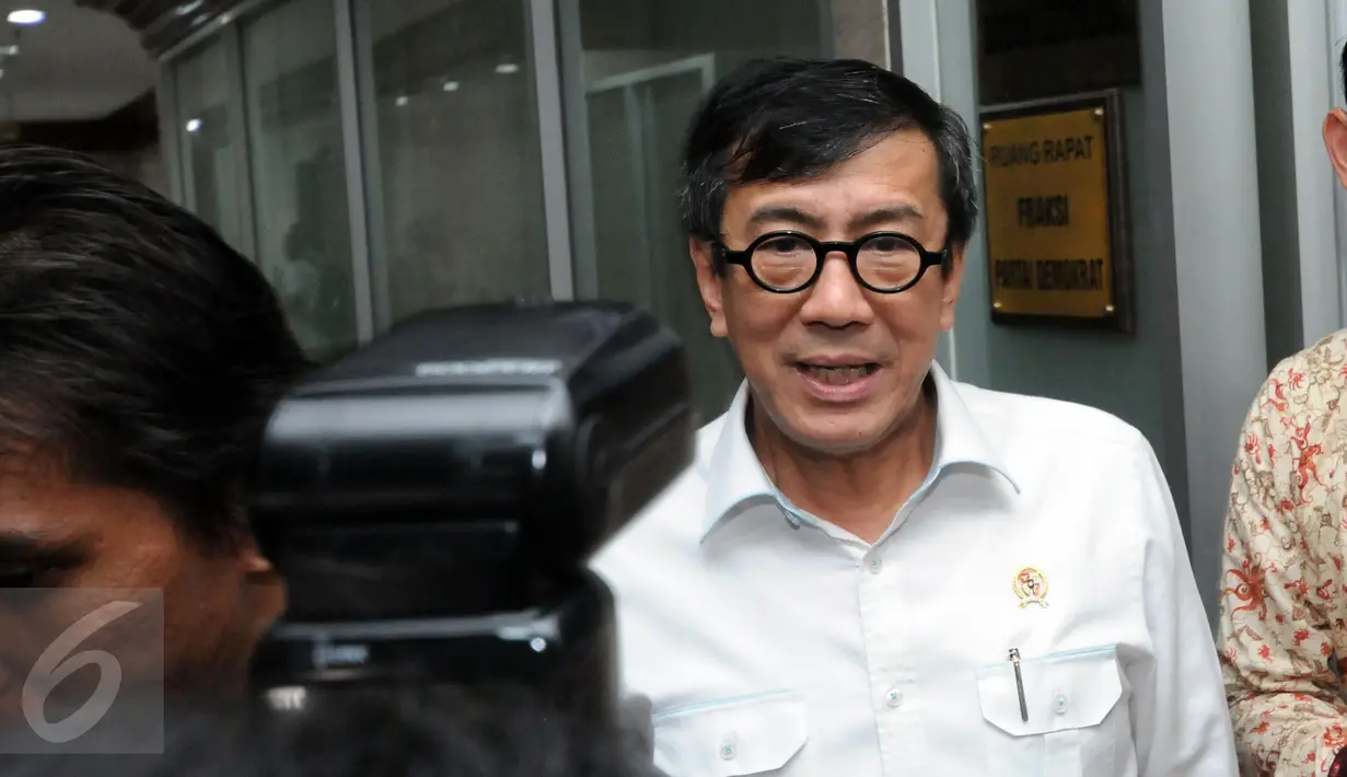 Menkumham Yasonna Laoly berjalan meninggalkan ruang rapat Baleg DPR RI, Jakarta, Kamis (26/11/2015). Rencananya, Yasonna akan melakukan raker dengan Baleg DPR RI membahas perubahan RUU Prolegnas 2016. (Liputan6.com/Helmi Fithriansyah)