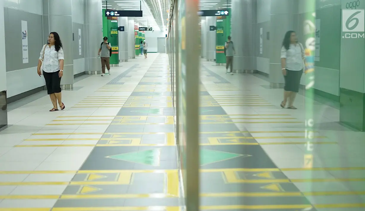 Penumpang berjalan di Stasiun MRT Bundaran HI, Jakarta, Jumat (24/5/2019). Transportasi massal MRT mulai beroperasi penuh kembali pascaaksi aksi 22 Mei menolak hasil Pemilu 2019 yang terjadi di Gedung Bawaslu beberapa hari terakhir. (Liputan6.com/Immanuel Antonius)