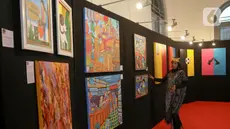 Pengunjung melihat-lihat sejumlah karya lukis yang dipamerkan di Museum Kebangkitan Nasional, Jakarta, Selasa (20/5/2025). (Liputan6.com/Herman Zakharia)