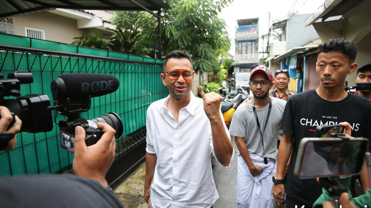 Raffi Menulis Dengan Jari Berlumur Tinta