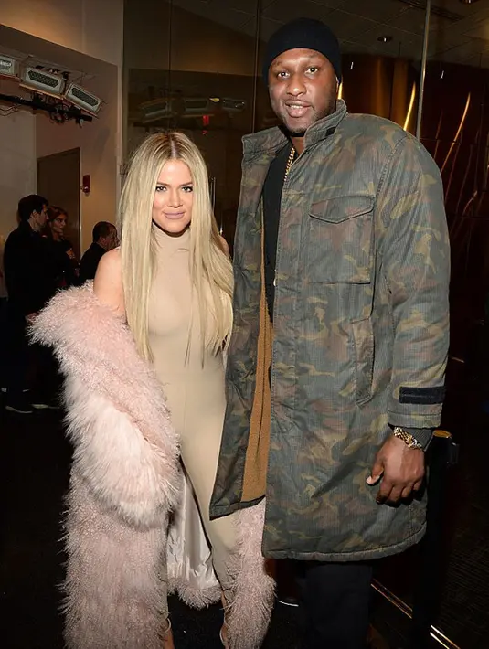 Setelah beberapa bulan menjalani rehabilitasi, Lamar terlihat meninggalkan tempatnya melakukan rehabilitasi selama beberapa bulan belakangan. Dirinya pun tampak semakin sehat. (doc.dailymail.com)