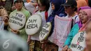 Pekerja Rumah Tangga dari Jambore Perempuan Pemimpin menggelar aksi di depan Gedung Kementerian Pemberdayaan Perempuan, Jakarta, Senin (9/11). Mereka menuntut diakui sebagai pekerja yang dilindungi dan dipenuhi hak-haknya. (Liputan6.com/Faizal Fanani)