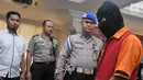 Pelaku pedofil, DA alias AI (41), dihadirkan saat rilis kasus di Mapolda Metro Jaya, Jakarta, Rabu (24/5). Pelaku menggunakan media Skype untuk bergabung dengan komunitas pedofil jaringan internasional dari berbagai Negara. (Liputan6.com/Yoppy Renato)