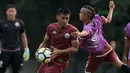 Cara Riko Simnjuntak menahan pergerakan Maman Abdurahman saat sesi latihan jelang Piala AFC 2018 di Lapangan ABC, Senayan, Jakarta, (13/3/2018). Persija akan melawan Song Lam Nghe An FC. (Bola.com/Nick Hanoatubun)