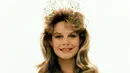 Mewakili New Zealand, Lorraine Downes terpilih sebagai Miss Universe 1983. Ia menciptakan tren rambut ikal medium dengan poni yang mengembang. Di usia senjanya kini, Lorraine Downes masih tetap cantik (instagram/enpofficial)