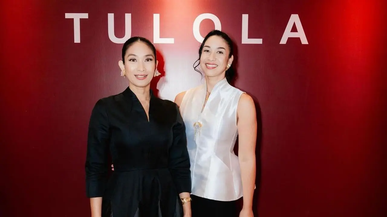 Happy Salma dan Dewi Sri Luce (Instagram/@tuloladesigns)