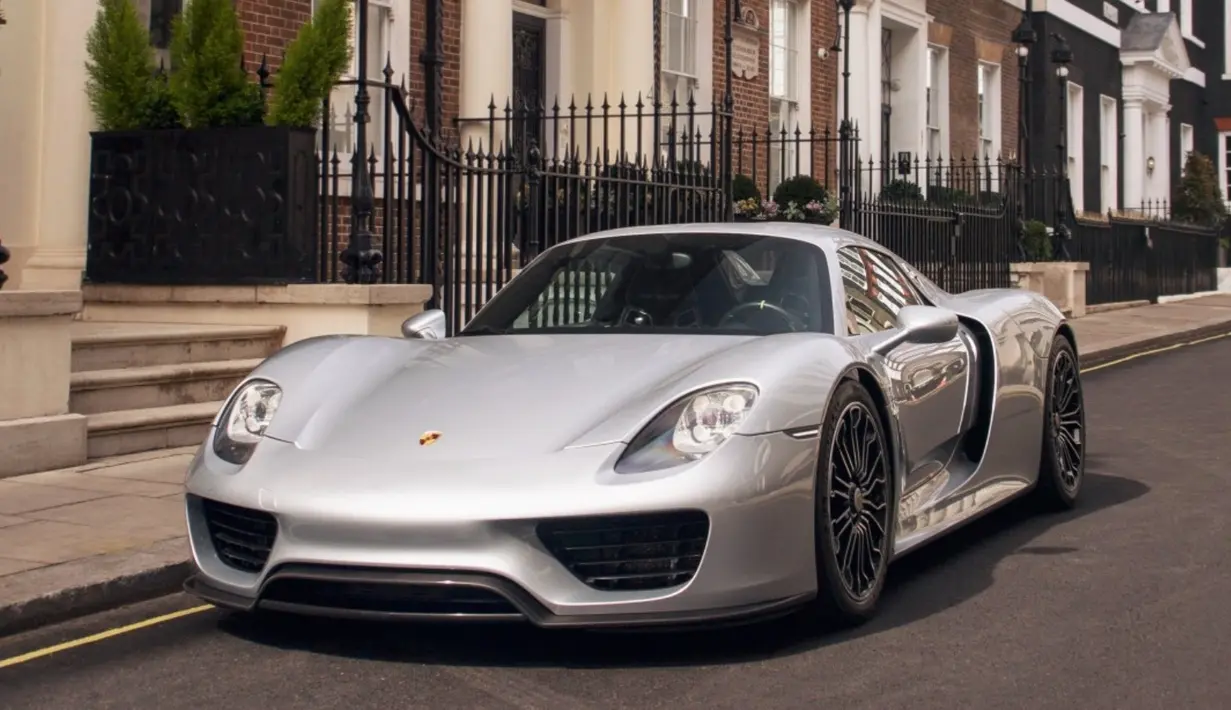Porsche 918 diluncurkan pertama kali pada 2015 sebagai supercar bermesin hybrid yang pada saat itu masih belum begitu banyak. Bentuk dari mobil ini terlihat sangat cantik dan berkelas ala sportscar tulen. Mesinnya menggunakan unit mesin V8 4.600cc yang dipadukan dengan motor listrik. Gabungan dua penggerak ini membuat mobil ini memiliki tenaga hingga 887 Hp. 918 bisa melesat dari 0-97km/h dalam 2,2 detik. (Source: slashgear.com)
