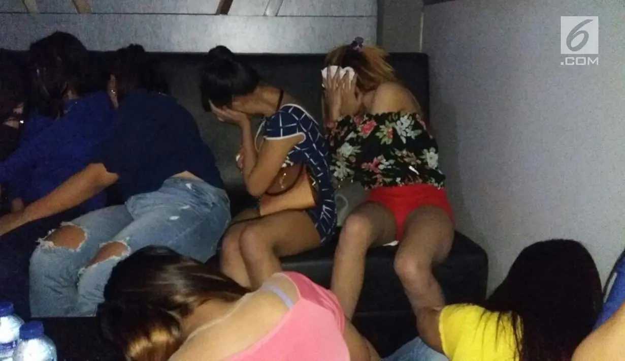 Sejumlah wanita terjaring operasi saat penggrebekan yang dilakukan oleh Petugas BNN di Diskotik MG, Pesing, Jakarta Barat, Minggu (17/12). Saat penggrebekan BNN menemukan laboratorium pembuat sabu dan ekstasi yang siap edar. (Liputan6.com/Pool/BNN)