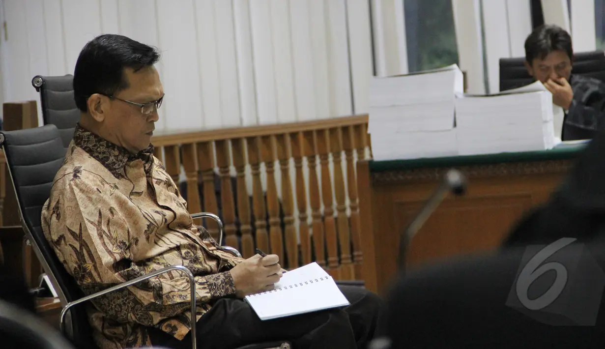 Terdakwa kasus dugaan korupsi simulator SIM yang juga mantan Wakil Kepala Korlantas Brigjen Pol Didik Purnomo terlihat menulis catatan saat menjalani sidang pembacaan tuntutan di Pengadilan Tipikor, Jakarta, Senin (16/3/2015). (Liputan6.com/Helmi Afandi)