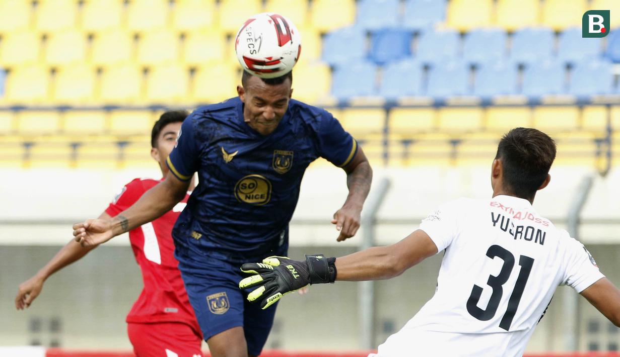 Pemain Persela Lamongan, Melvyn Lorenzen (tengah) menyudul bola ke gawang Persik Kediri yang membuahkan gol dalam pertandingan Babak Penyisihan Grup C Piala Menpora 2021 di Stadion Si Jalak Harupat, Bandung. Rabu (7/4/2021). (Foto: Bola.com/Ikhwan Yanuar)