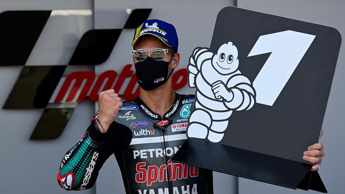 Fabio Quartararo pamer papan tanda finis posisi pertama MotoGP Spanyol dengan menggunakan masker. (JAVIER SORIANO / AFP)