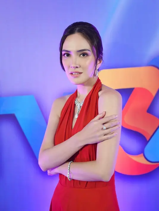 Artis cantik Shandy Aulia penuhi panggilan polisi untuk menjalani pemeriksaan di Polda Metro Jaya, Kamis (27/1/2022). Didampingi kuasa hukumnya, Sandy Arifin, perempuan seorang anak itu menjalani selama 3 jam pemeriksaan. Istri David Herbowo dicecar 17 pertanyaan oleh penyidik. Sebelumnya Shandy Aulia terlebih dahulu berniat melaporkan Laura Apriliya karena menyebut Claire Herbowo kurang gizi. Namun dibatalkan setelah yang bersangkutan meminta maaf. Namun tiba-tiba Shandy dilaporkan oleh Laura Aprilya atas dugaan pencemaran nama baik. Laporan itu tercatat dalam nomor perkara LP/B/514/VIII/2021/SPKT/BARESKRIM POLRI. [Instagram/shandyaulia]
