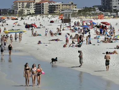 Pengunjung menikmati Clearwater Beach di Florida, Amerika Serikat, Rabu (18/3/2020). Pantai Florida masih ramai dikunjungi pengunjung kendati virus corona COVID-19 telah menyebar ke seluruh Amerika Serikat. (AP Photo/Chris O'Meara)
