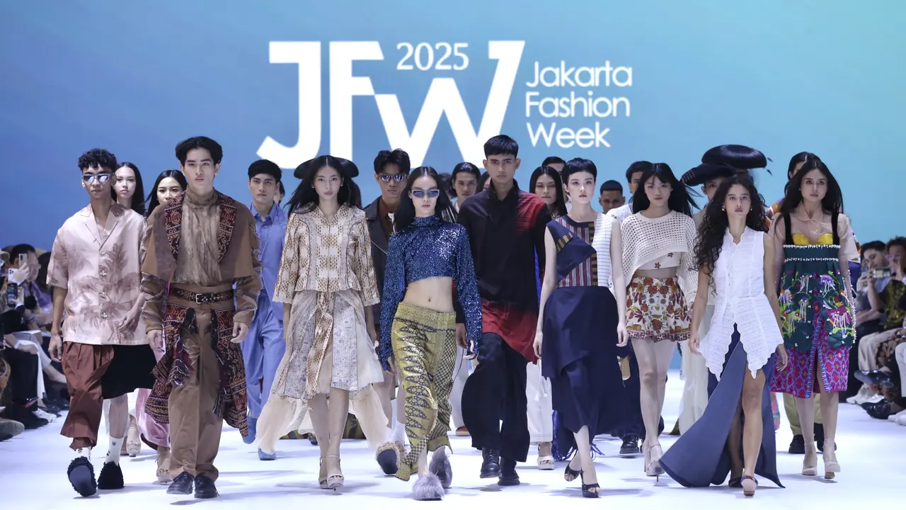 Parade Kain Nusantara di Opening Show Jakarta Fashion Week 2025