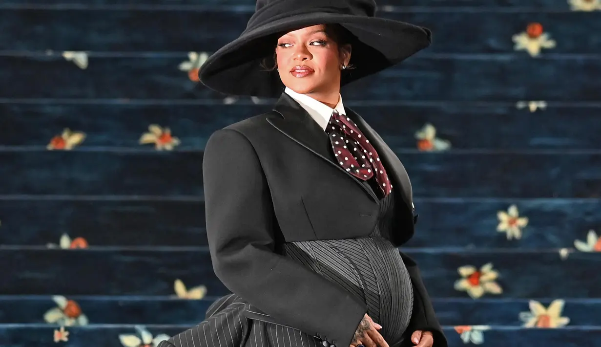 Penampilan Rihanna sesuai dengan tema Met Gala 2025, "Superfine: Tailoring Black Style." (Andrea RENAULT/AFP)