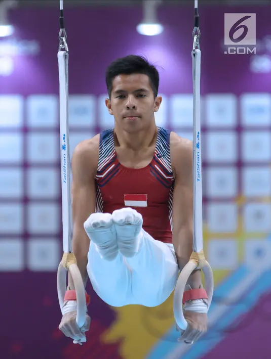 Pesenam muda Indonesia, Ritung Ken saat beraksi di Kejuaraan Senam Artistik Junior Asia ke-15 di Istora Senayan, Jakarta, Rabu (25/4). Ajang ini menjadi wadah bagi atlet Indonesia jelang laga di Asian Games 2018. (Liputan6.com/Helmi Fithriansyah)