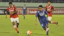 Gelandang Persib Bandung, Febri Haryadi, melewati gelandang Persija Jakarta, Syahroni, pada laga Torabika Soccer Championship 2016 di Stadion Manahan, Jawa Tengah, Sabtu (5/11/2016). Kedua tim bermain imbang 0-0. (Bola.com/Romi Syahputra)