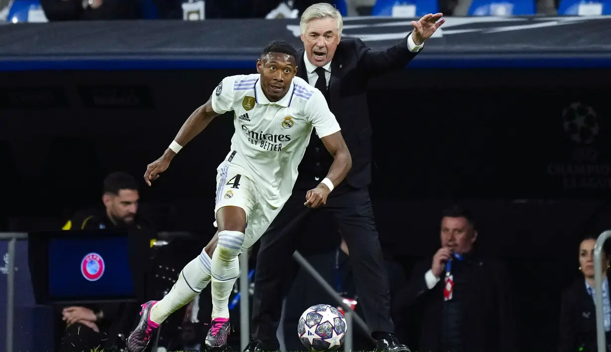 Pelatih kepala Real Madrid, Carlo Ancelotti (kanan) memberikan instruksi kepada pemainnya, David Alaba pada laga leg pertama perempat final Liga Champions 2022/2023 di Santiago Bernabeu, Madrid, Kamis (13/04/2023) WIB. Los Blancos menang dengan skor 2-0. (AP Photo/Jose Breton)