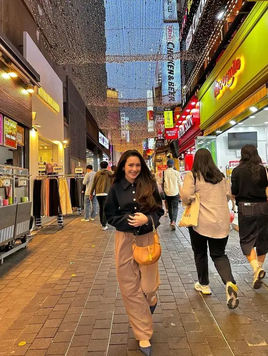Beby tsabina sempat mengunjungi Myeondong Street. Penampilannya terlihat simple dengan outer hitam dan celana coklat dan tas kecil berwarna orange. [instagram/bebytsabina]