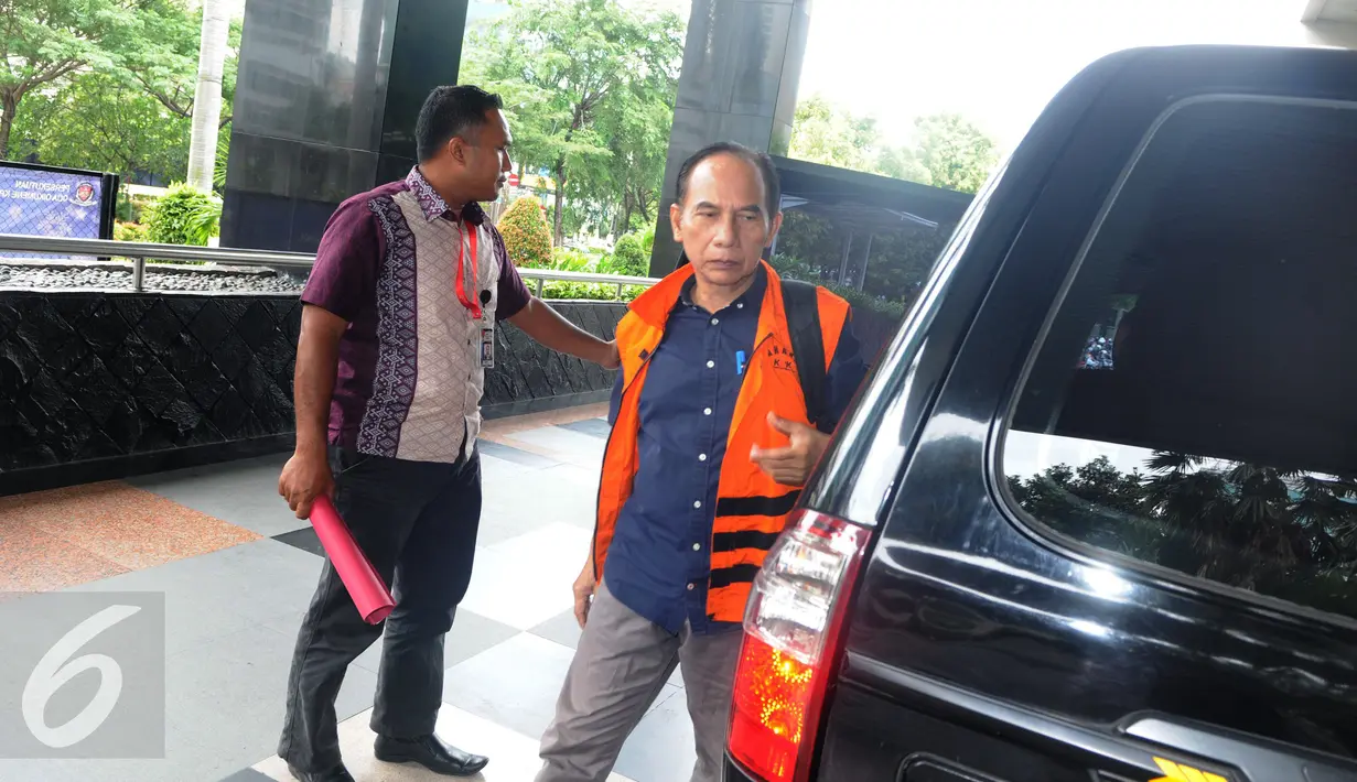 Mantan Wali Kota Cimahi yang juga suami dari Wali Kota nonaktif Cimahi saat ini Itoc Tochija keluar dari mobil tahanan untuk diperiksa di Gedung KPK, Jakarta, Jumat (13/1). (Liputan6.com/Helmi Afandi)