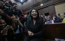 VIDEO: Biduan Cantik Nayunda Nabila Umbar Senyum Siap Bersaksi di Sidang Eks Mentan SYL