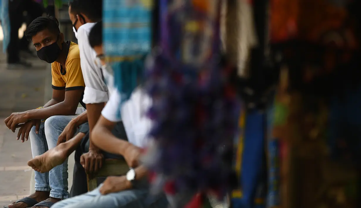 Pedagang menunggu pelanggan di pusat perbelanjaan di New Delhi (16/9/2020). Total kasus Covid-19 di India melampaui lima juta pada 16 September, data kementerian kesehatan menunjukkan Pandemi meluas cengkeramannya di negara tersebut. (AFP/Sajjad Hussan)