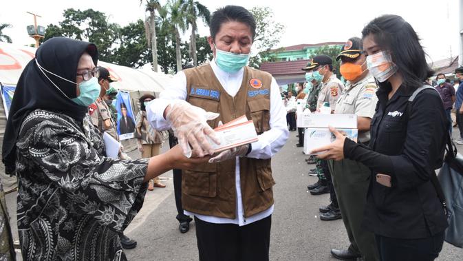 Gubernur Sumsel Herman Deru menerima bantuan APD dari Kementrian Kesehatan (Kemenkes) RI (Dok. Humas Pemprov Sumsel / Nefri Inge)
