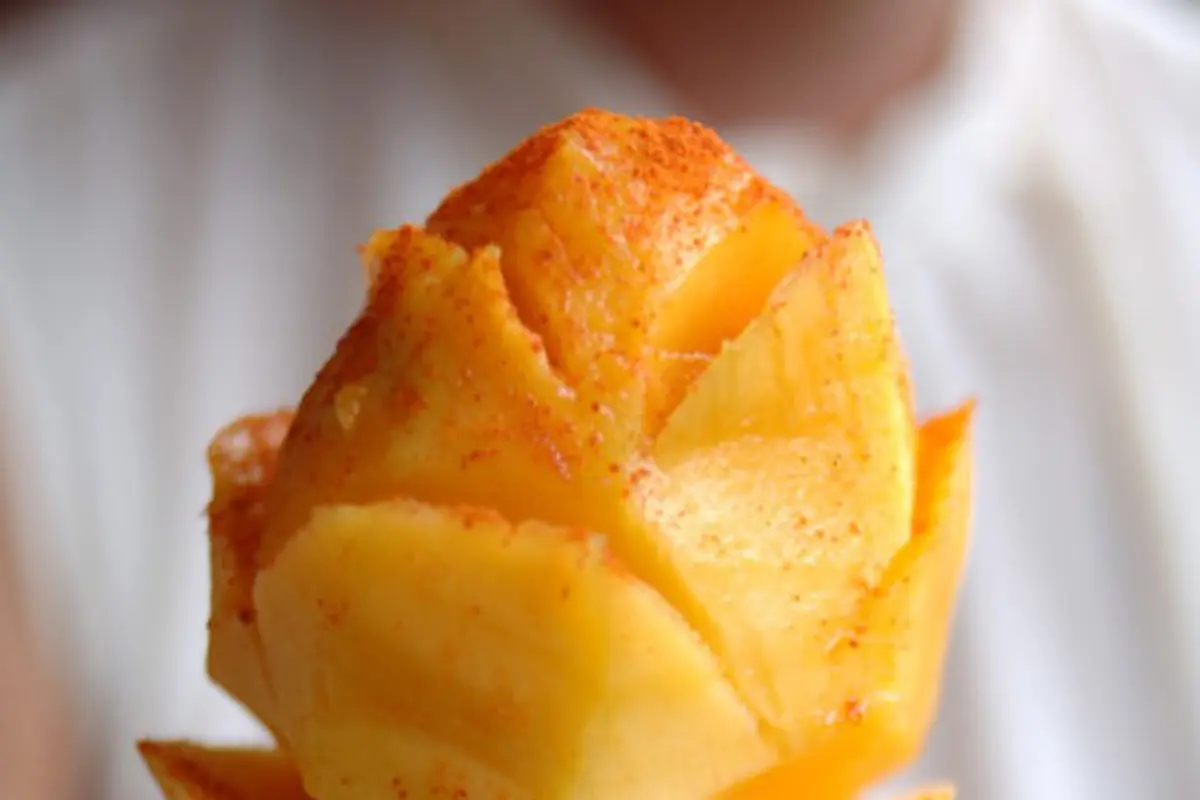 Simak! Video Tutorial Membuat Bunga dari Buah Mangga