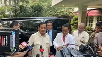 Pengacara kondang Hotman Paris Hutapea bertemu Menteri Pertahanan Prabowo Subianto di Kantor Kementerian Pertahanan, Kamis sore, (10/8/2023). (Liputan6.com/Muhammad Radityo Priyasmoro)