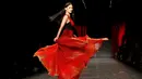 Miss Universe 2015, Pia Alonzo Wurtzbach berpose saat mengunakan gaun berwarna merah rancangan Macy dengan tema Go Red For Women Red di New York Fashion Week (11/2/2016). (REUTERS/Andrew Kelly)