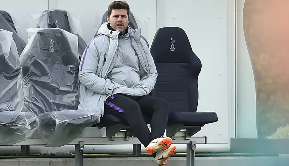 Pelatih Tottenham Hotspur, Mauricio Pochettino menyaksikan pemainnya berlatih di Pusat Pelatihan Enfield, London utara (12/2). Tottenham akan bertanding melawan Borrusia Dortmund pada 16 besar Liga Champions di stadion Wambley. (AFP Photo/Glyn Kirk)