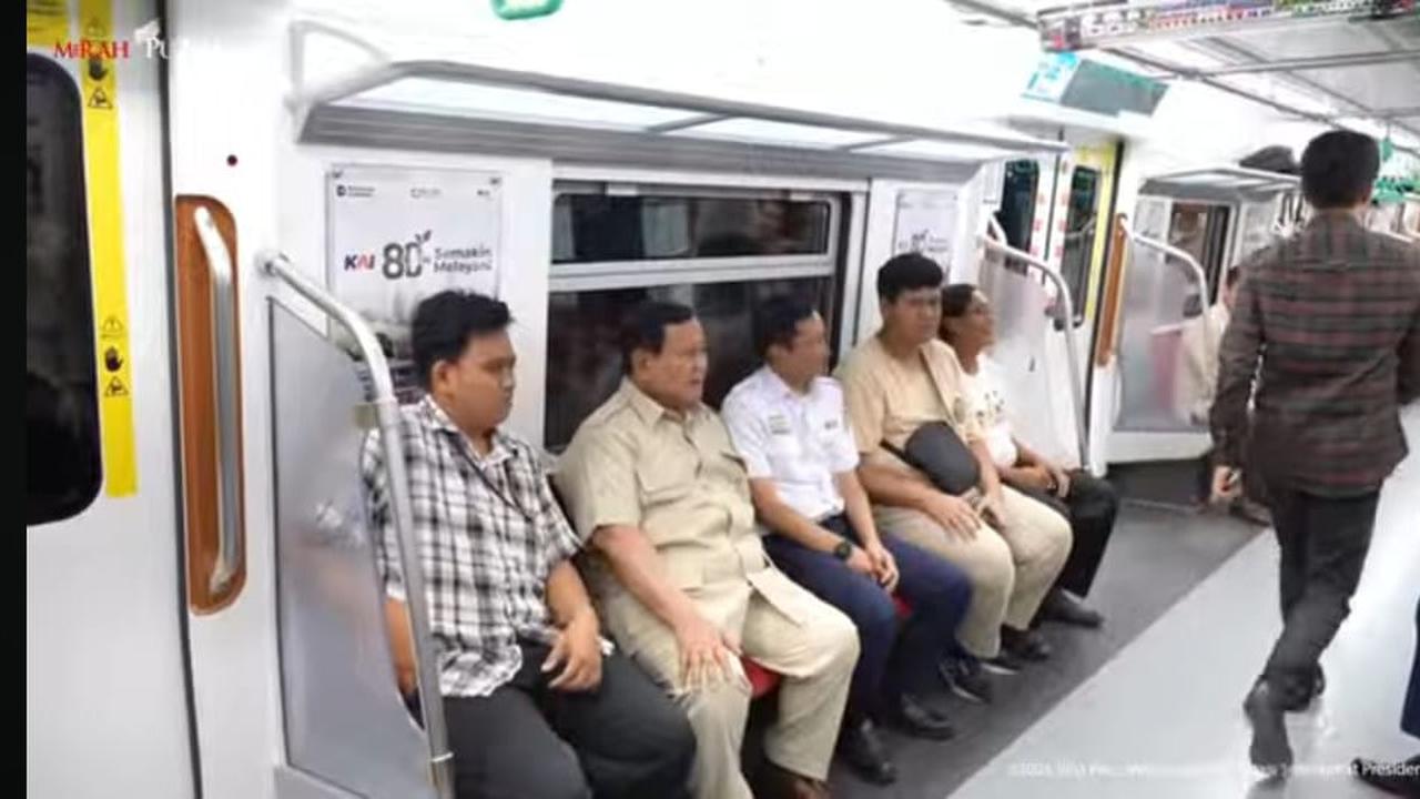 Intip Gaya Prabowo Naik KRL dari Manggarai, Resmikan Stasiun Tanah Abang Baru