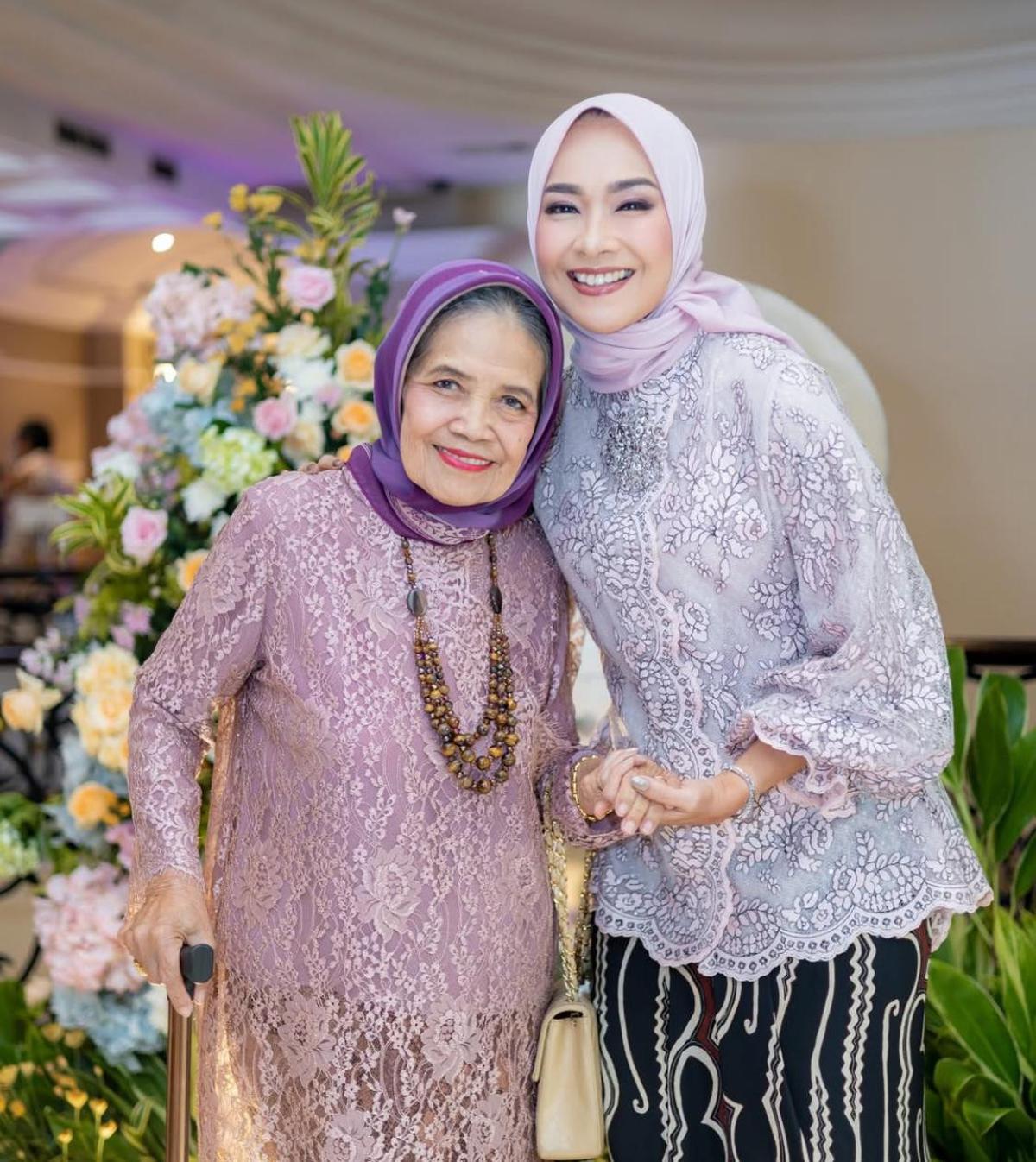 4 Potret Kenangan Terindah Alya Rohali Bersama Sang Ibu yang Kini Telah Tiada