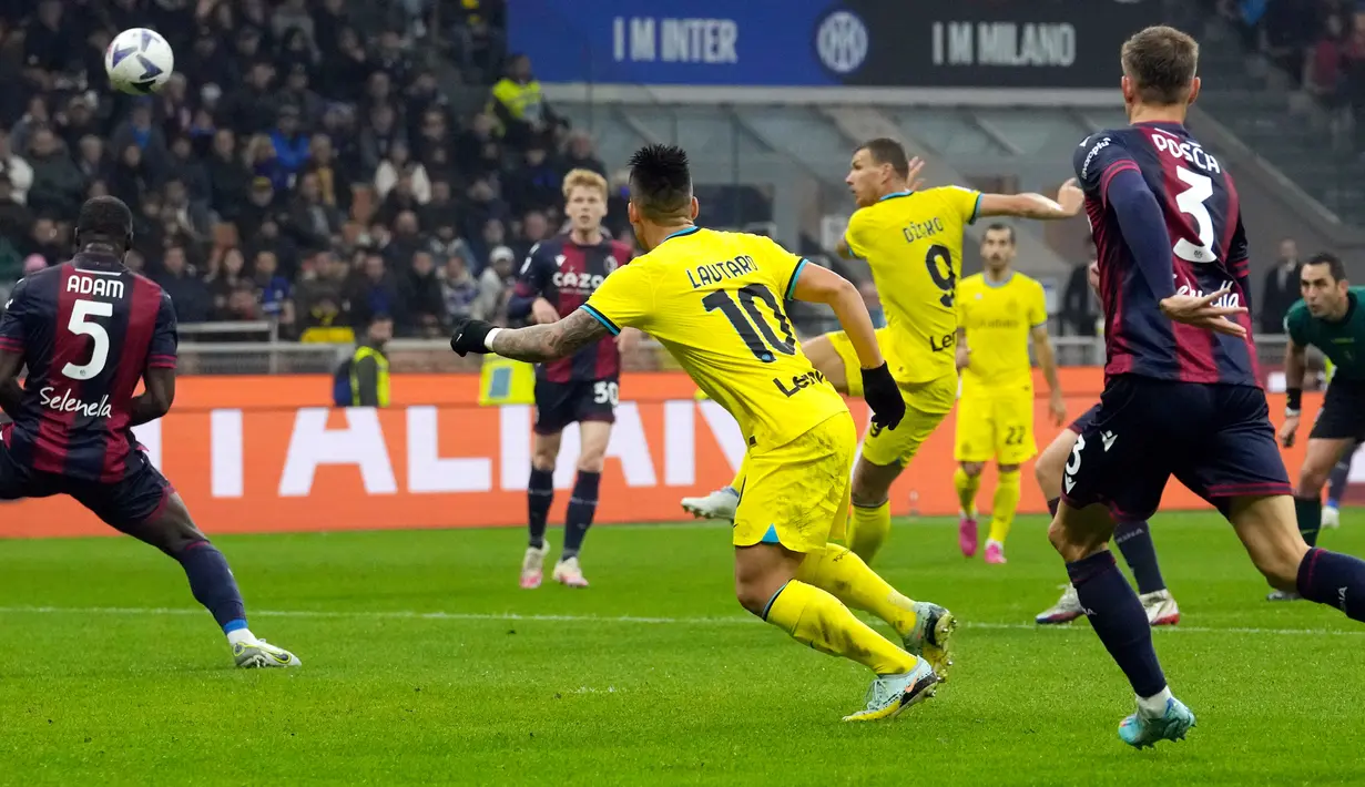 Pemain Inter Milan Edin Dzeko (kedua kanan) mencetak gol ke gawang Bologna pada pertandingan sepak bola Liga Italia di Stadion San Siro, Milan, Italia, 9 November 2022. Inter Milan mengalahkan Bologna dengan skor 6-1. (AP Photo/Luca Bruno)