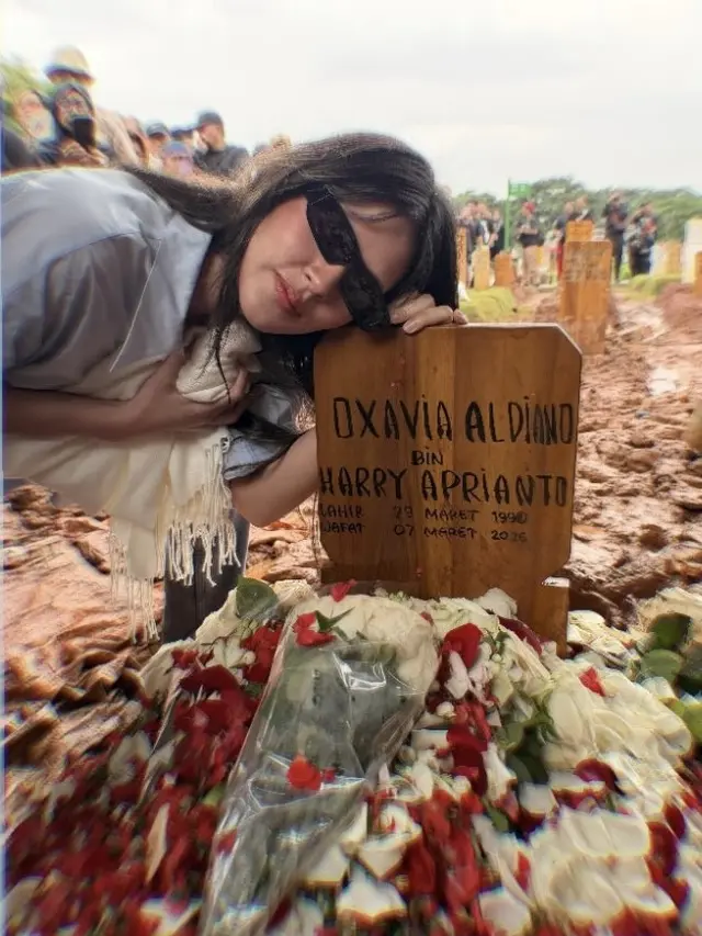 Raisa salah satu artis dan sahabat Vidi Aldiano yang hadir di pemakaman. [@raisa6690]