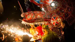 Lentera naga terlihat selama festival lentera China di Yunhe di provinsi timur China Zhejiang (1/3). Festival ini jatuh pada 2 Maret, yang menandai berakhirnya perayaan untuk periode Tahun Baru Imlek. (AFP Photo)