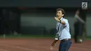 Pelatih Timnas Indonesia, Luis Milla memberi arahan saat laga melawan Guyana pada laga persahabatan di Stadion Patriot Candrabhaga, Bekasi, Sabtu (25/11). Indonesia unggul 2-1. (Liputan6.com/Helmi Fithriansyah)