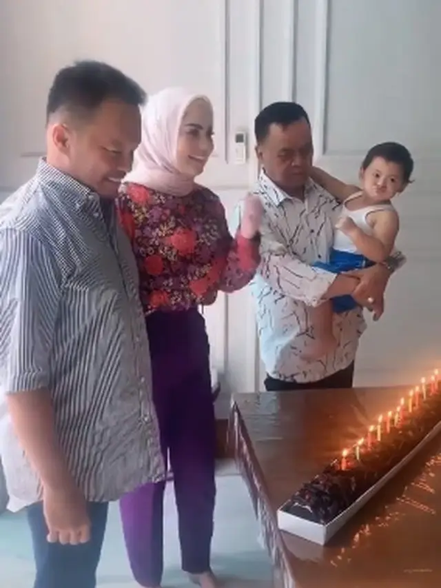 Jarang Terekspos, Ini 6 Potret Mesra Jennifer Dunn dan Suami
