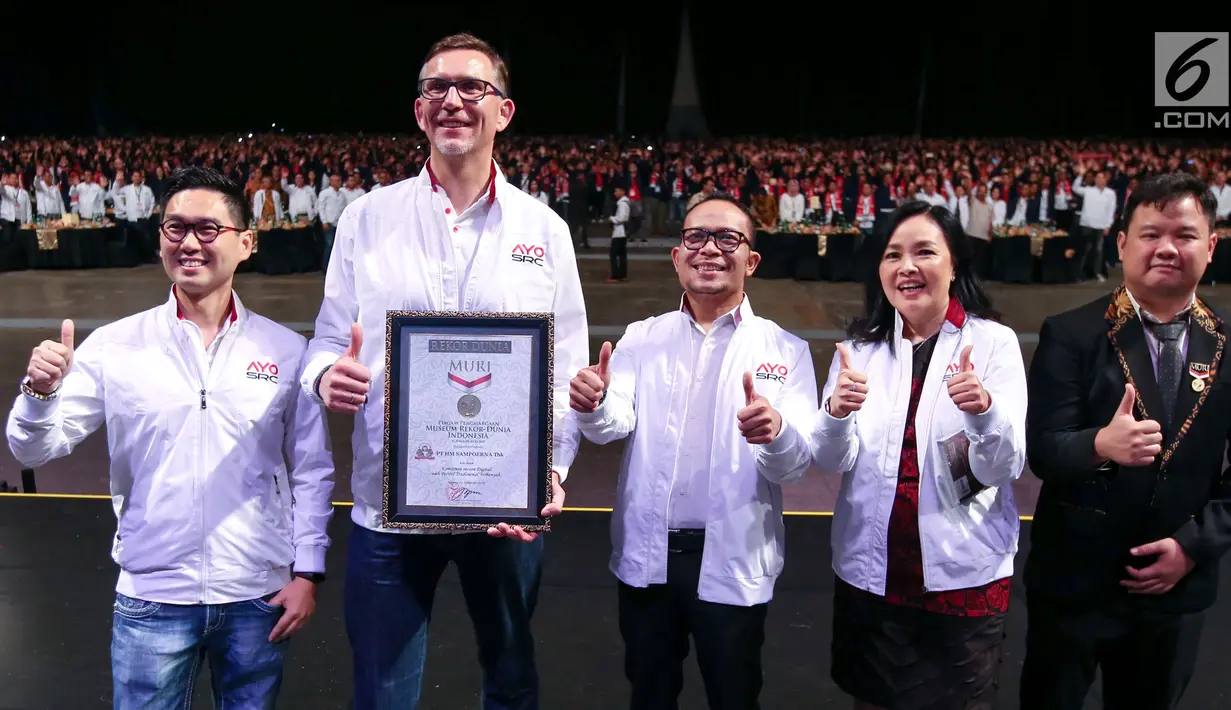 Menaker, Hanif Dhakiri (tengah) bersama jajaran Direksi Sampoerna foto bersama pada penghargaan Rekor MURI, di Tangerang, Kamis (22/11). Sampoerna mencatatkan MURI Komitmen Secara Digital oleh Peretail Tradisional Terbanyak. (Liputan6.com/HO/Ading)